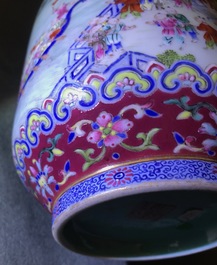 Un vase imp&eacute;rial en porcelaine de Chine famille rose, marque et &eacute;poque de Jiaqing